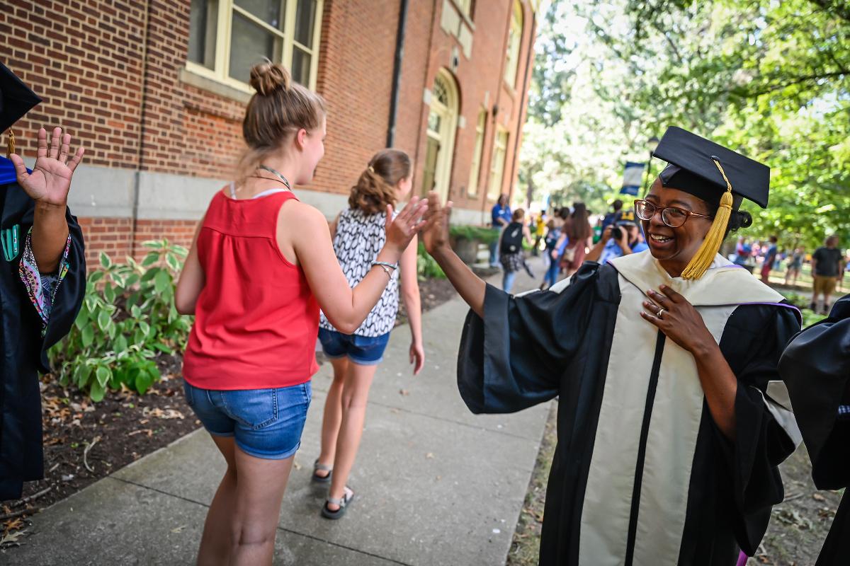 Berea College faculty greet incoming students